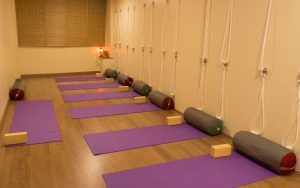Sala de aula de Yoga e atividades com acessórios de Yoga